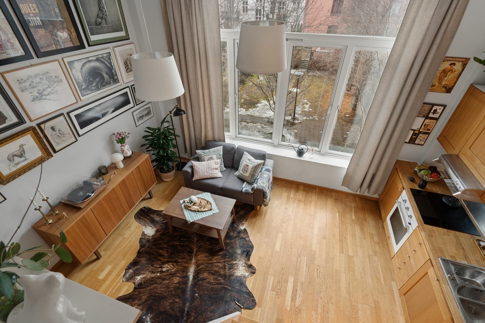 Åpen stue- og kjøkkenløsning med mulighet for både spisebord og sofa. Galleribilde