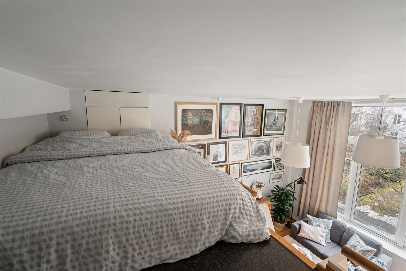 Takhøyden på hemsen er målt til 0,90 m. Galleribilde