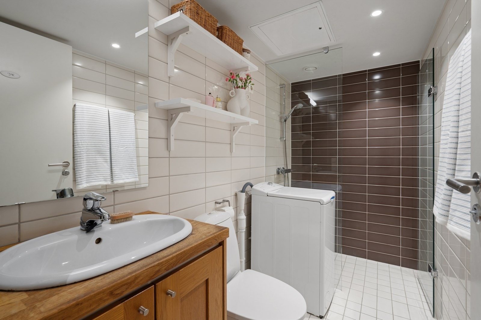 Opplegg og plass til vaskemaskin på badet. Galleribilde