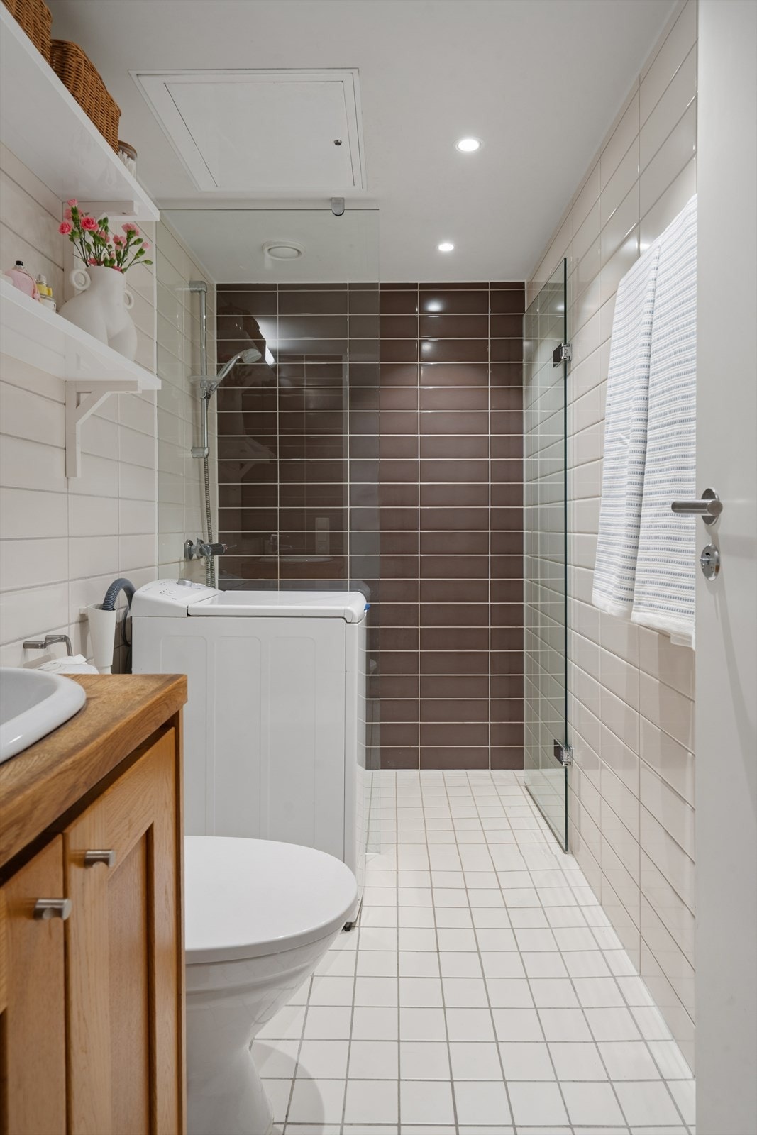 Lyst bad med flislagte overflater og gulvvarme. Galleribilde