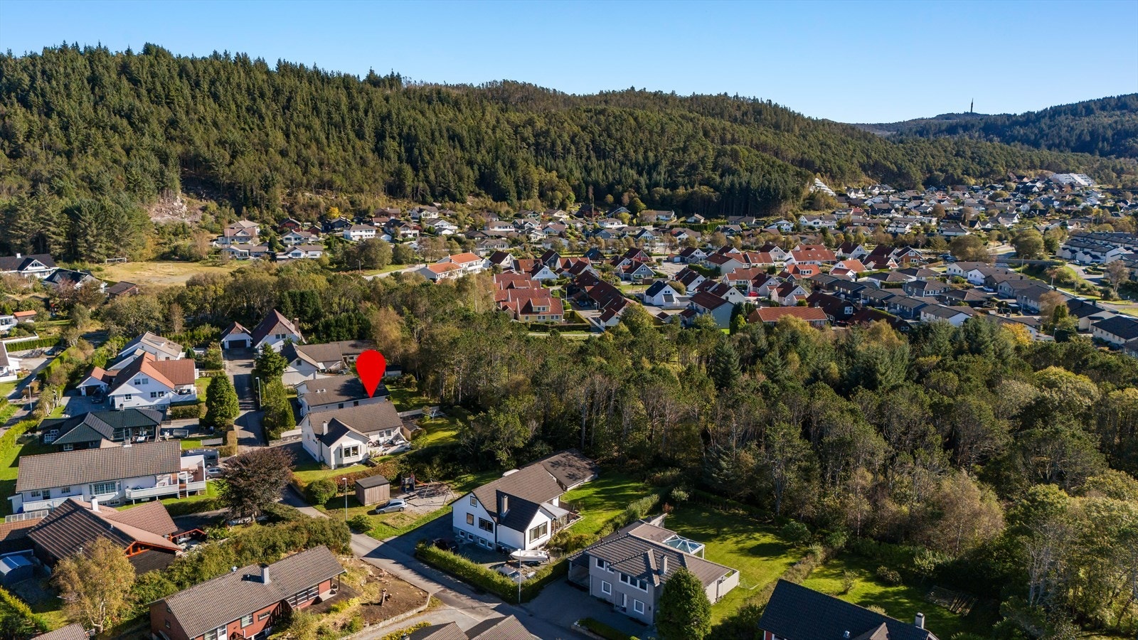 Attraktivt beliggende boligeiendom i rolige og barnevennlige omgivelser, uten gjennomgangstrafikk Galleribilde