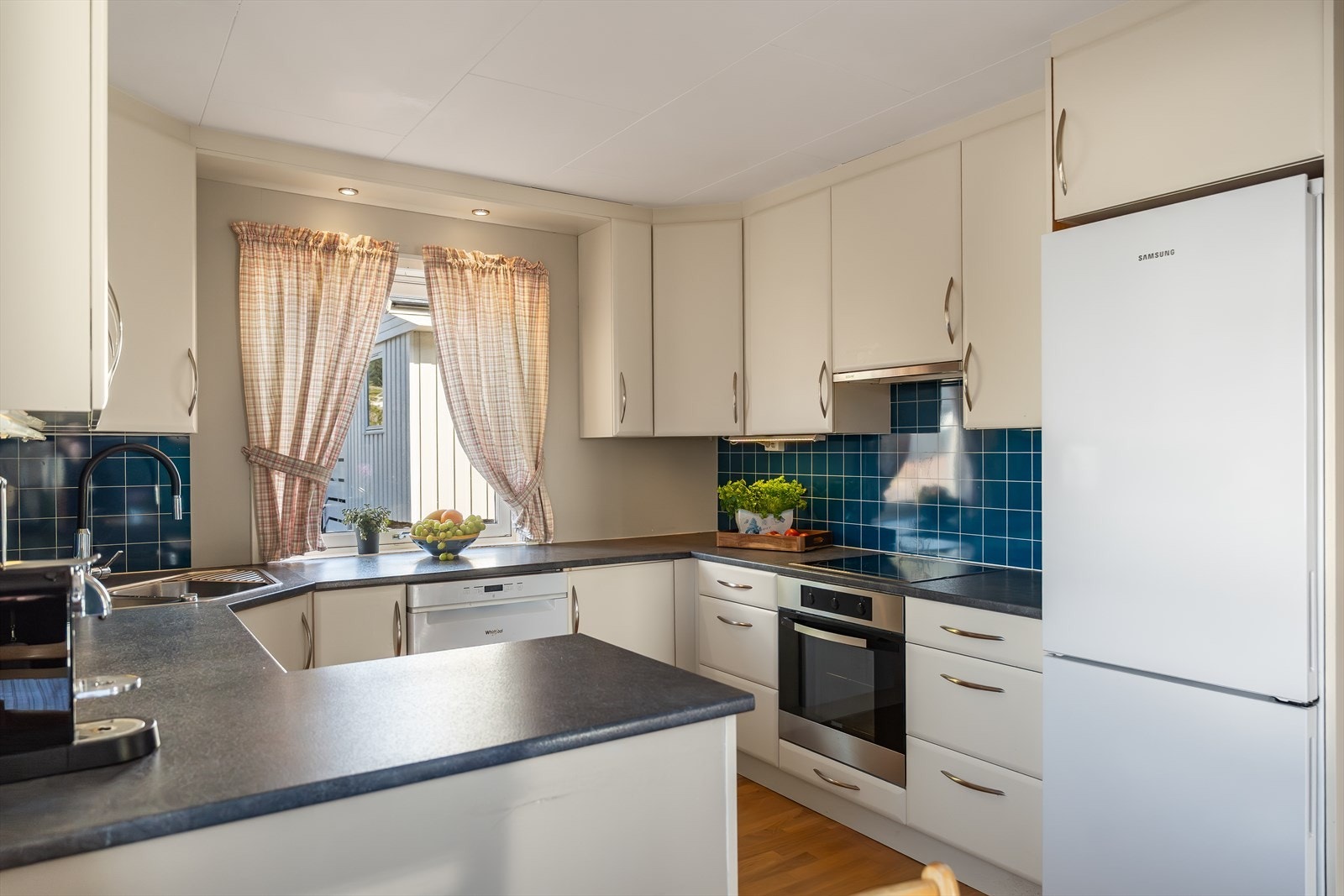 Rikelig med skap- og skuffeplass, samt godt med benkeplass Galleribilde