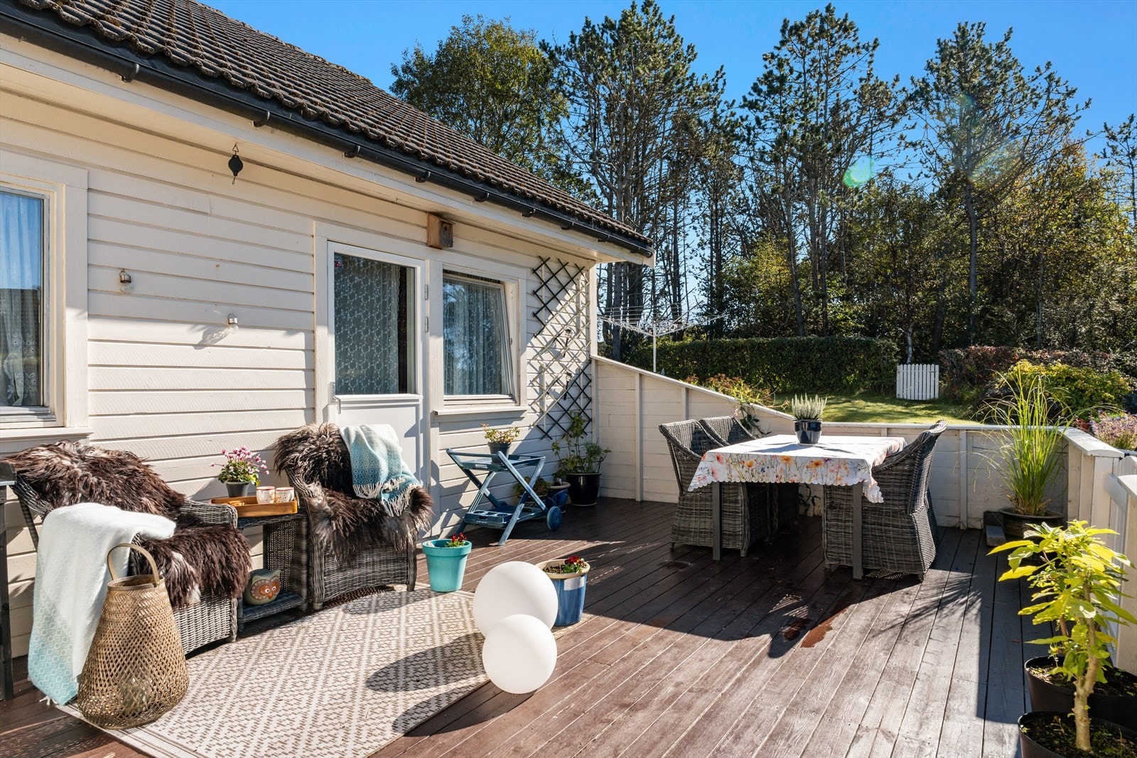 Terrasse har god plass til spisebord og sittegruppe Galleribilde