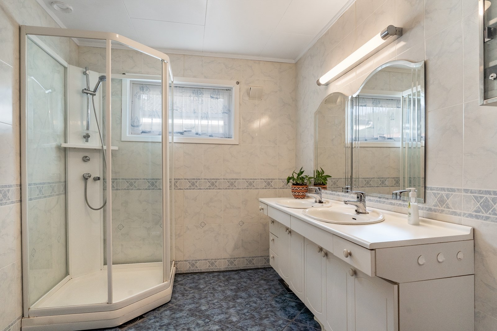 Bad hovedplan med baderomsseksjon m/to servanter, dusjkabinett og toalett Galleribilde