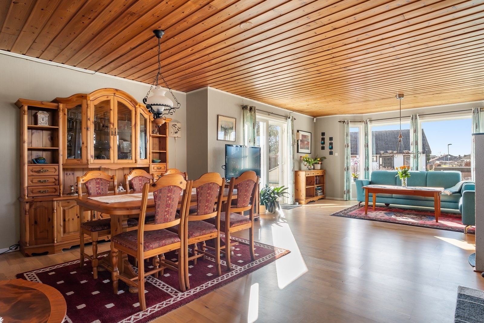 Rommelig stue med god plass til sittegruppe og spisetue Galleribilde