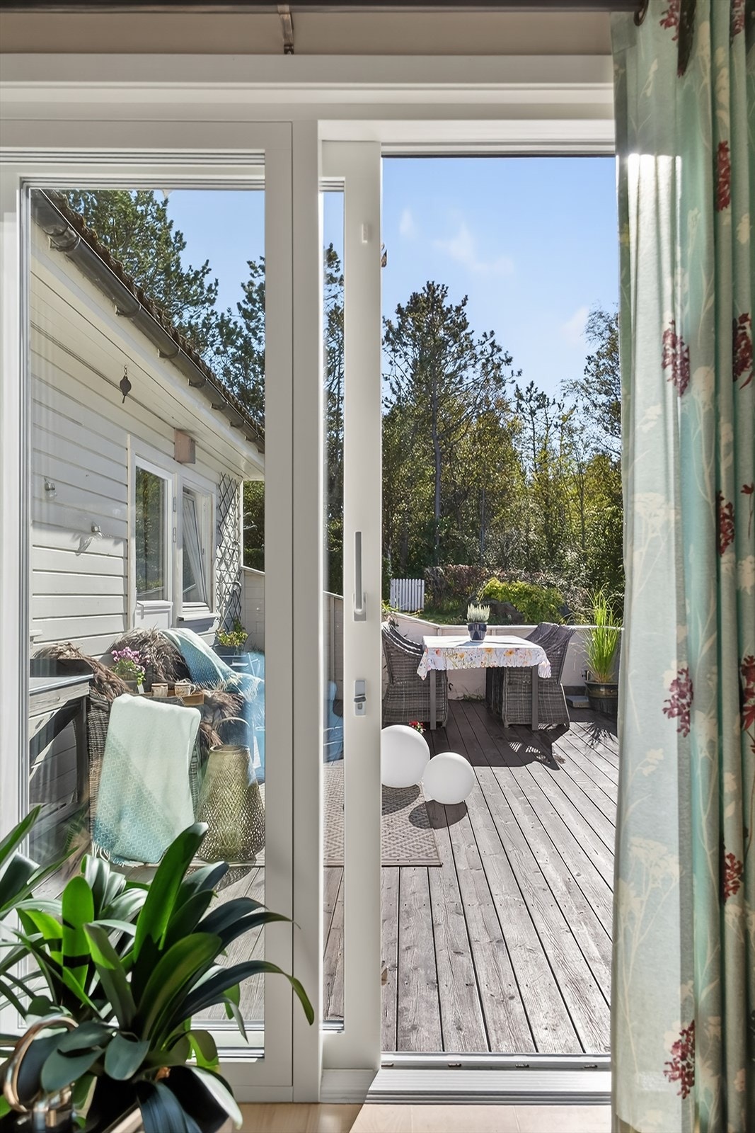 Fra stuen er det utgang til usjenert terrasse Galleribilde