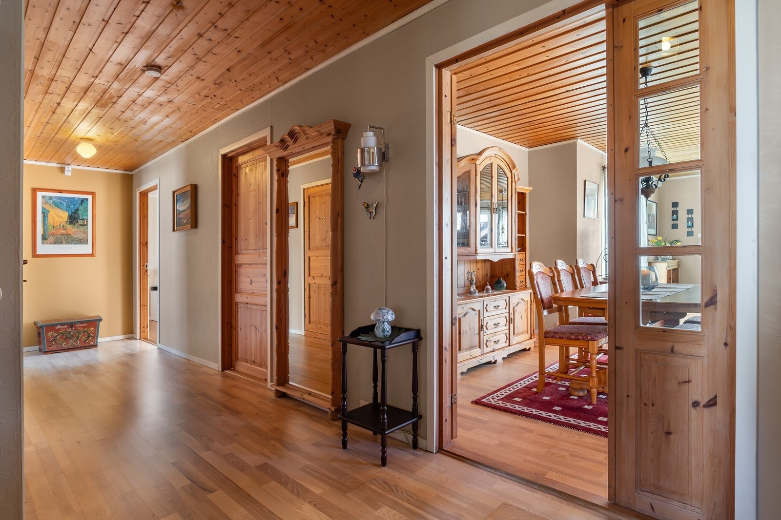 Glassfelt i dør inn til stuen gir ekstra lys til gangen Galleribilde