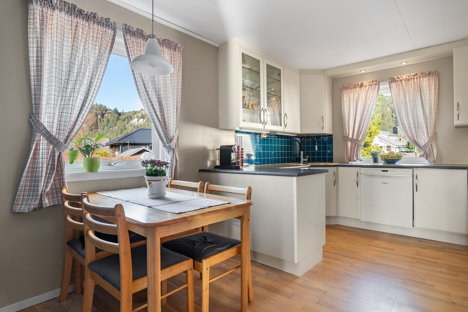 Godt kjøkken med trivelig spiseplass ved vindu Galleribilde