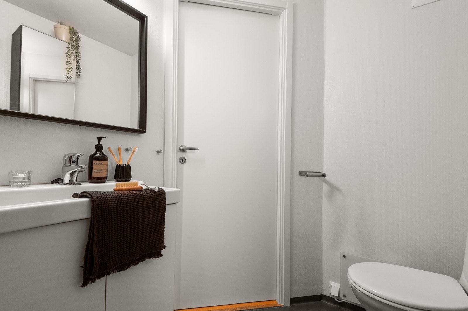Utstyrt med wc, servantskap og pent speil. Galleribilde