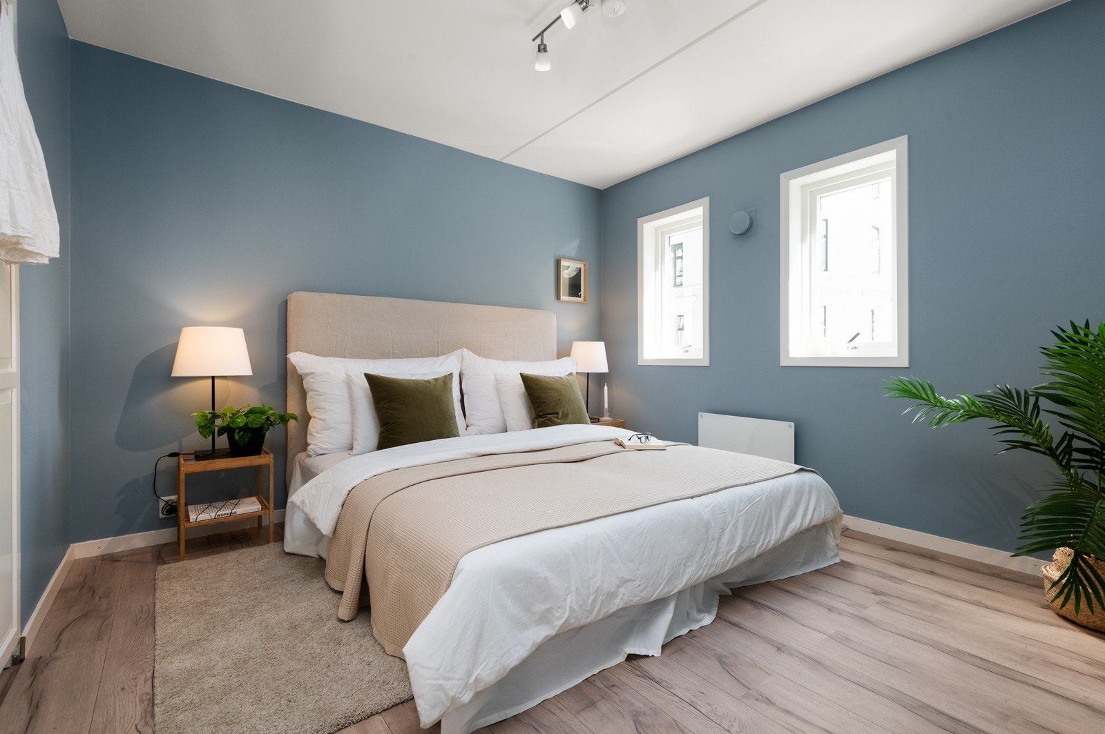 Soverom 1 med god plass til nattbord og stor seng. Galleribilde