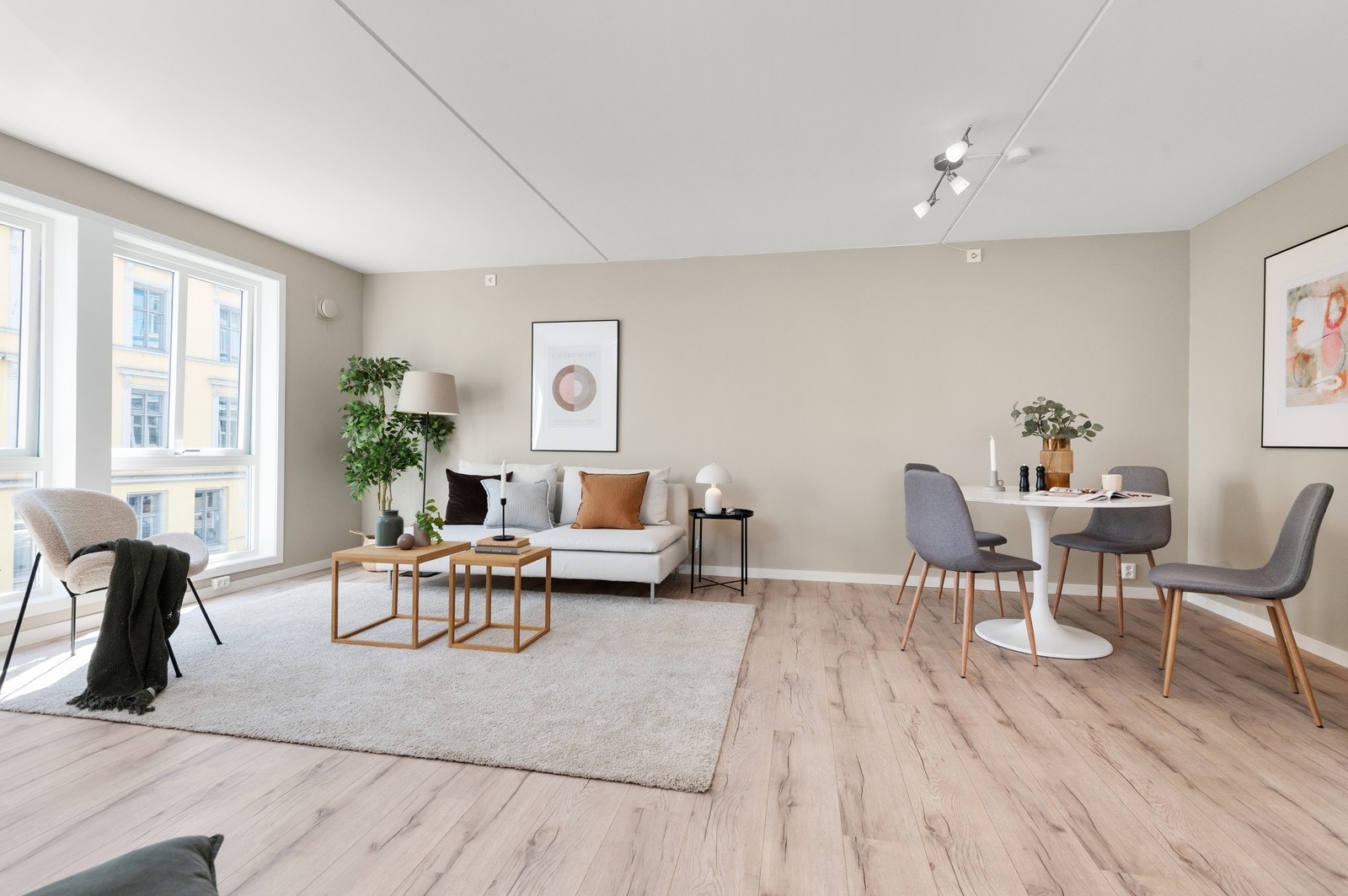 God plass til sofagruppe og spisebord i stuen. Galleribilde