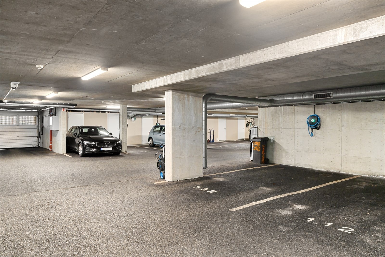 Parkering i lukket anlegg - elbillader montert Galleribilde