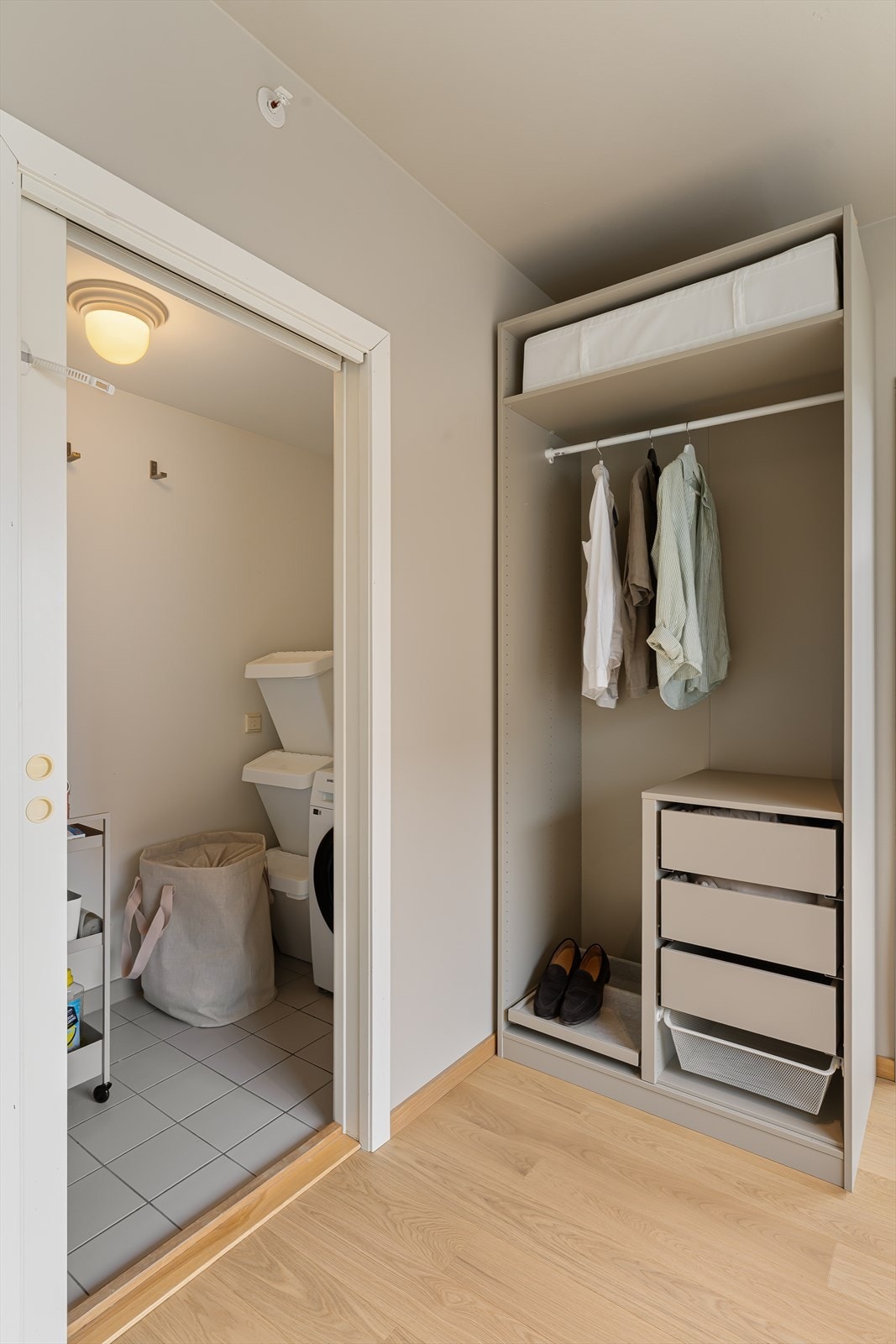 Eget separat vaskerom med fliser på gulv Galleribilde