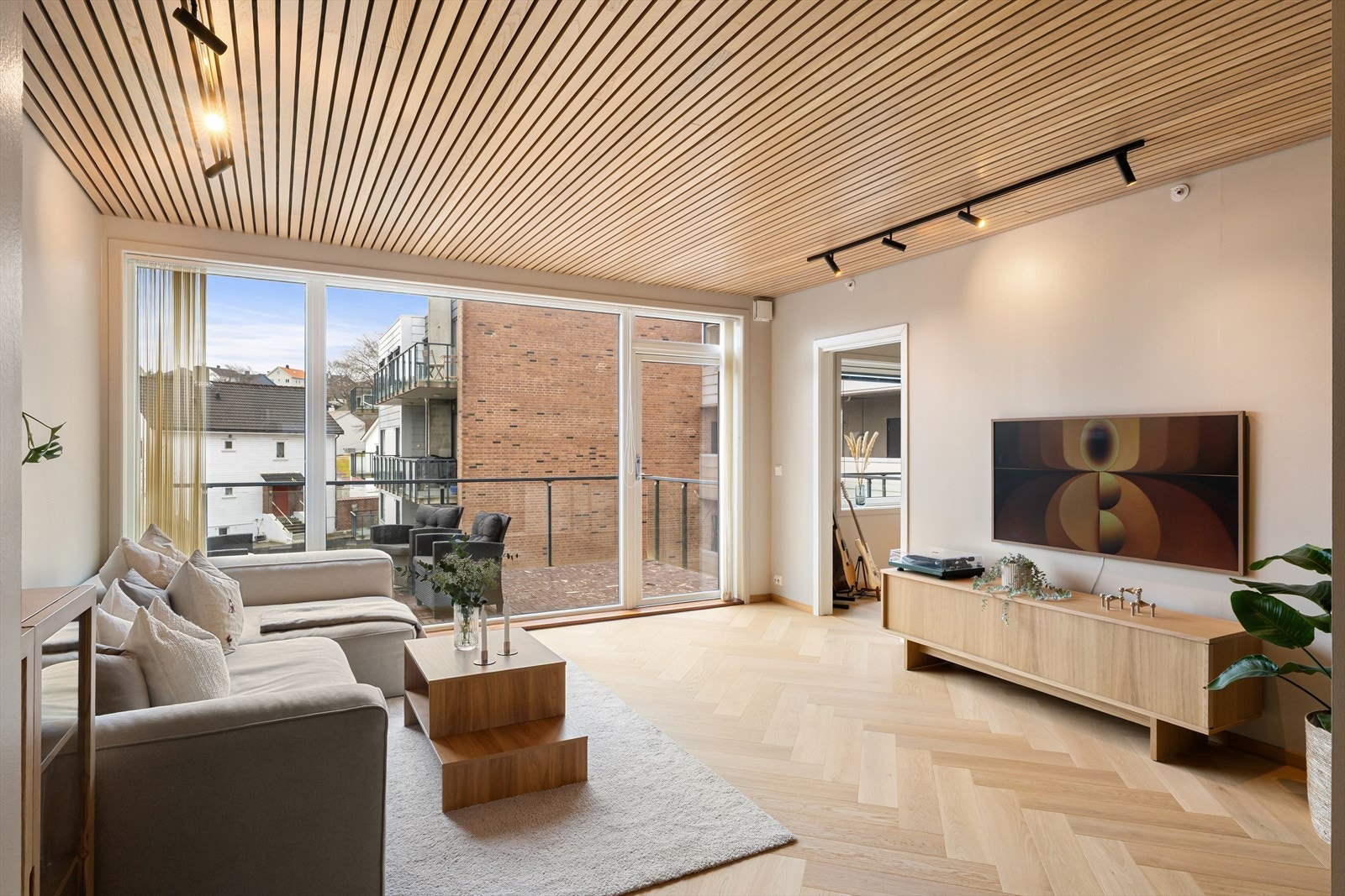 Her har man flott parkett på gulv, lysmalte flater, spiler i tak og god takhøyde Galleribilde