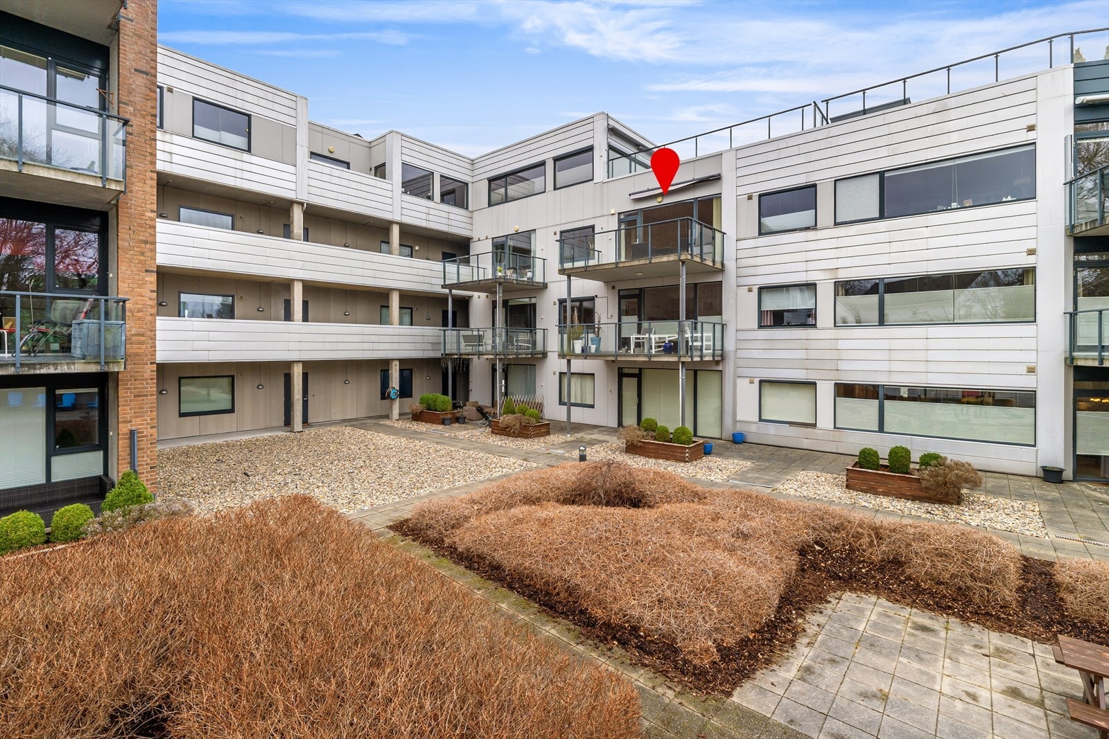 Leiligheten har en sentral beliggenhet. Her ligger man fint til like utenfor bykjernen, men allikevel kun en gåtur unna "alt". Galleribilde