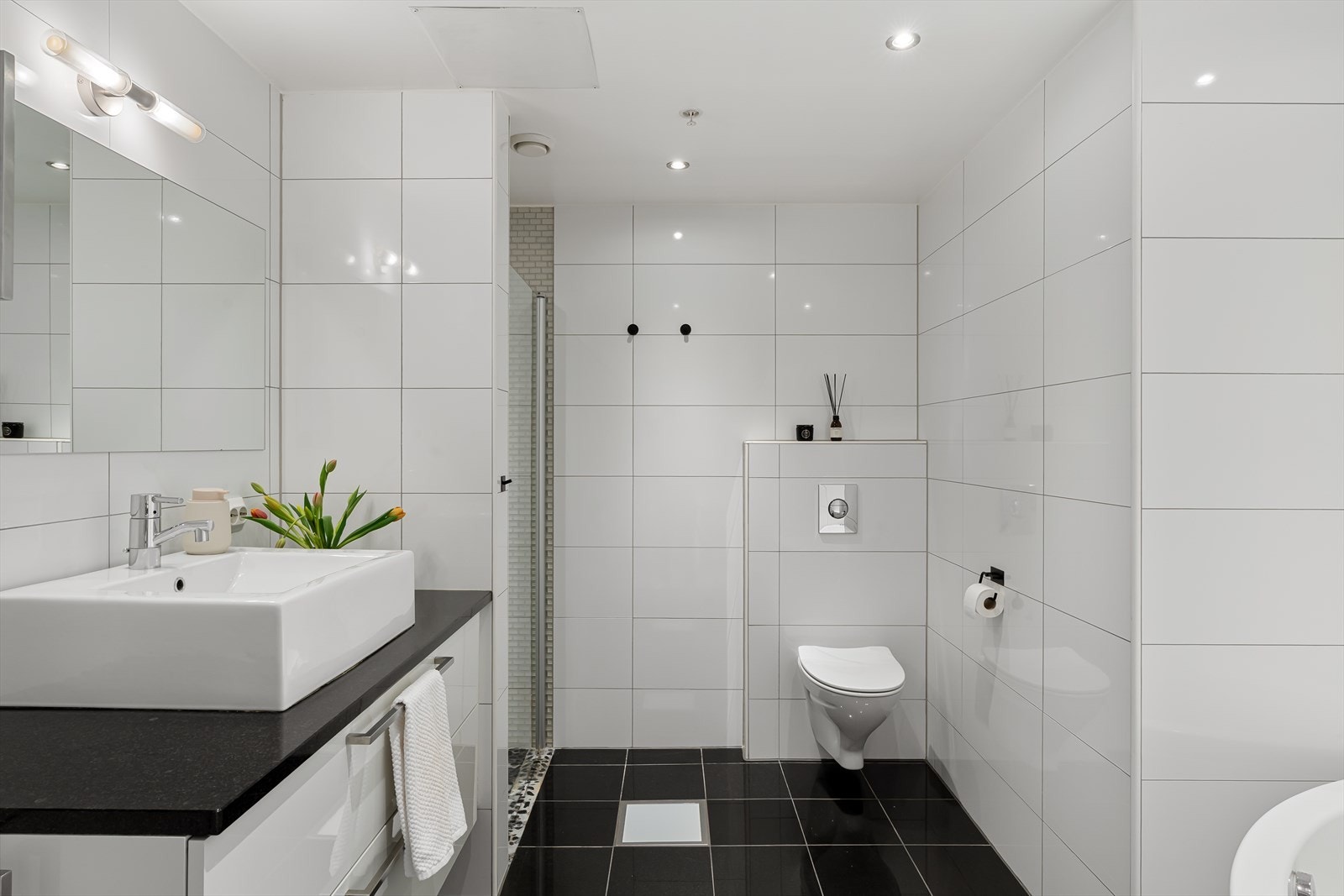 Helfliset bad med varmekabler i gulv Galleribilde