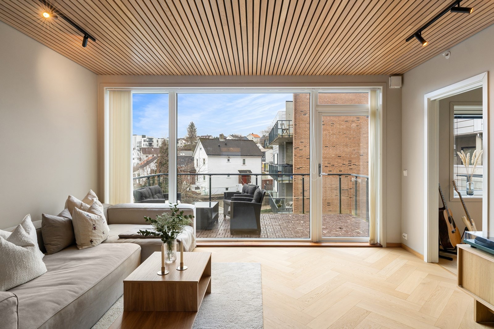 Lekker stue med store, gode vindusflater som slipper til mye naturlig lys. Fra stuen har man direkte tilgang til romslig sørvendt balkong Galleribilde