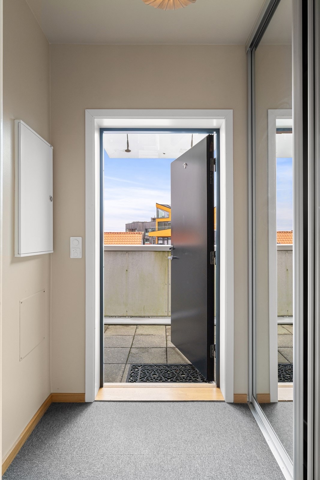 Innbydende inngangsparti med praktisk skyvedørsgarderobe Galleribilde