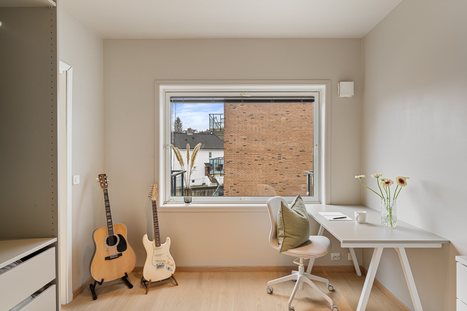 Romslig soverom nr. 2 med plass til garderobeskap Galleribilde