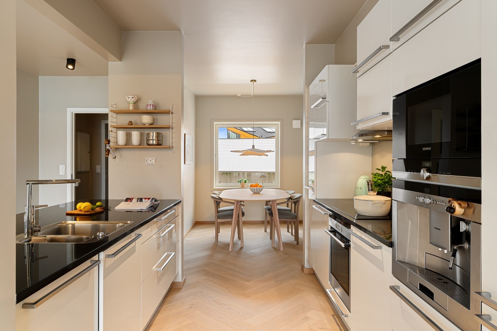 I spisestuen er det plass til stort spisebord - perfekt for gjester Galleribilde