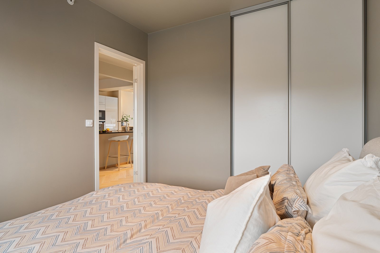 Praktisk skyvedørsgarderobe Galleribilde