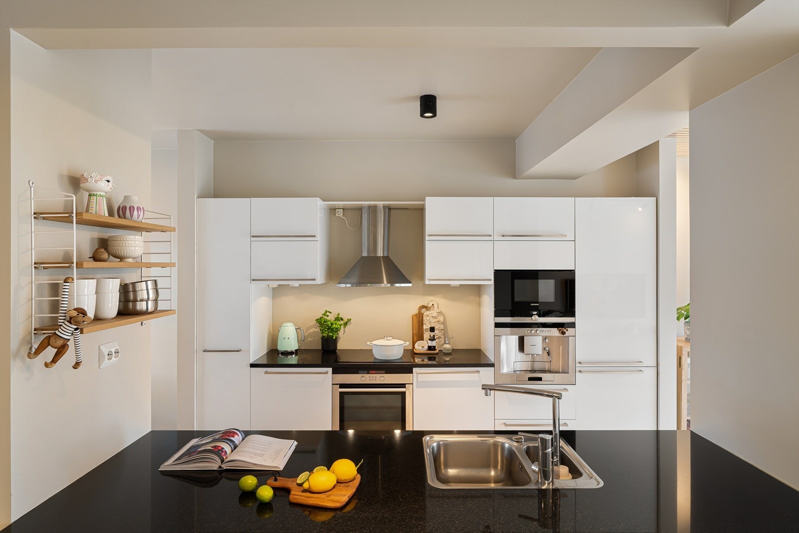 Rikelig med skap- og benkeplass Galleribilde