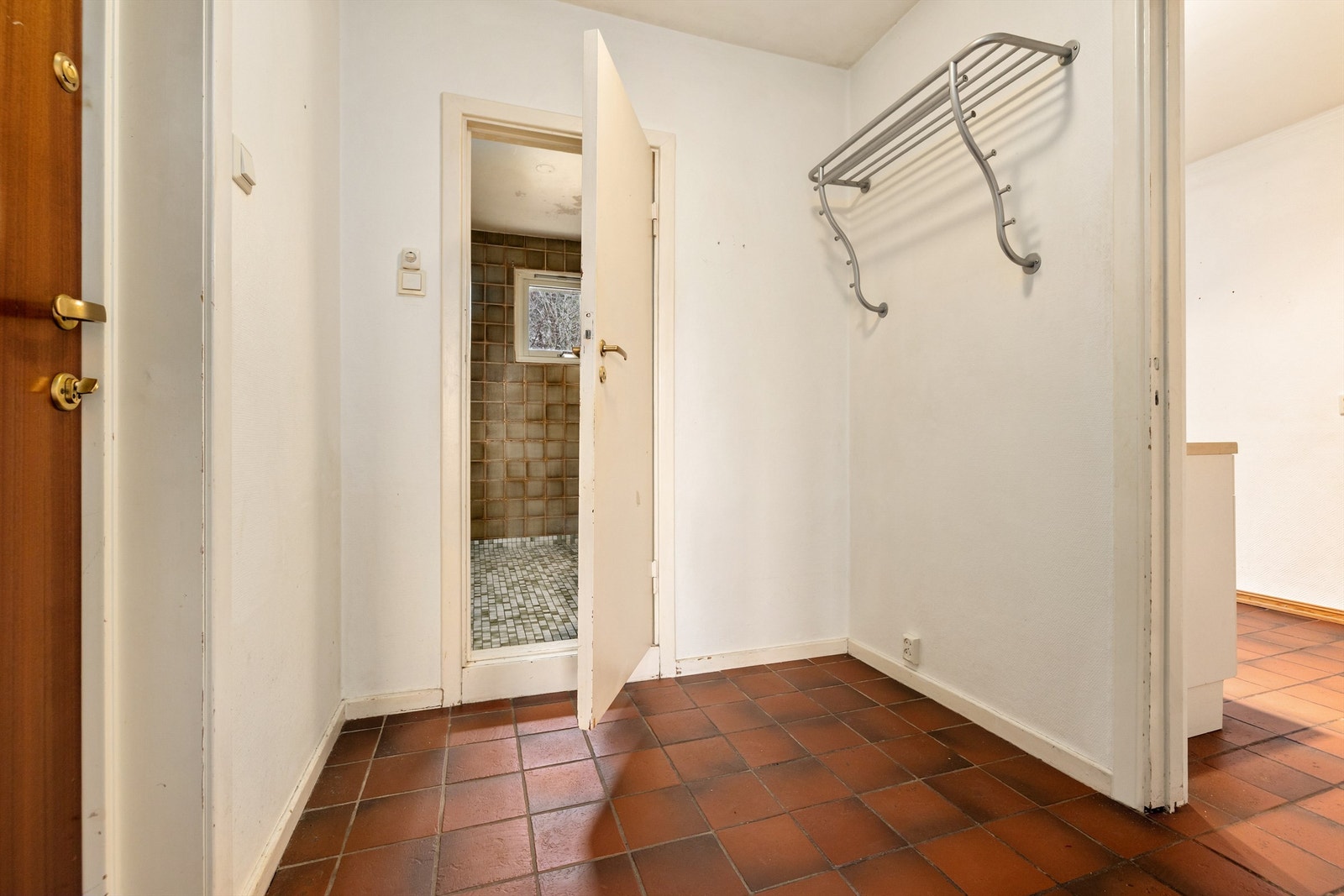 I gangen har man plass til å henge fra seg yttertøy og sko. Galleribilde