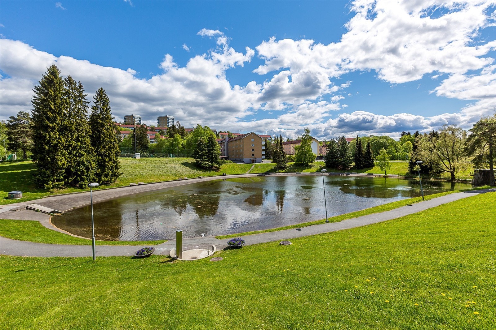 Årvolldammen er en sertifisert Blått flagg-strand. På en blått flagg-strand kan du være trygg på at den har rent badevann og omgivelser, tilgjengelig livredningsutstyr og toalettfasiliteter - også for handikappede. Galleribilde