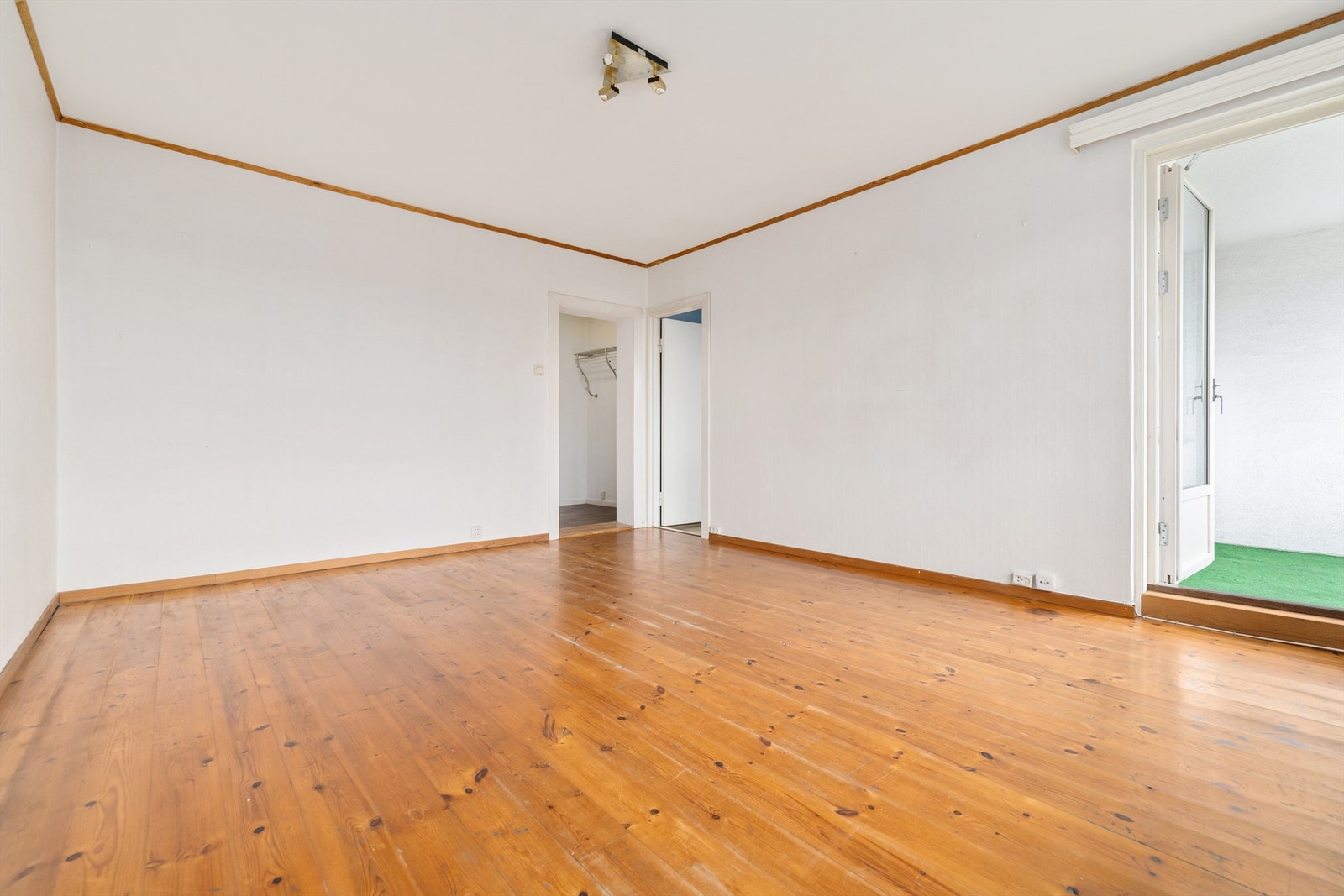 Kort gange til nærsenter på Årvoll og Tonsenhagen med matbutikker og kafé. Kort vei til offentlig kommunikasjon (buss). Kort kjøreavstand til Linderud og Storo senteret. Galleribilde