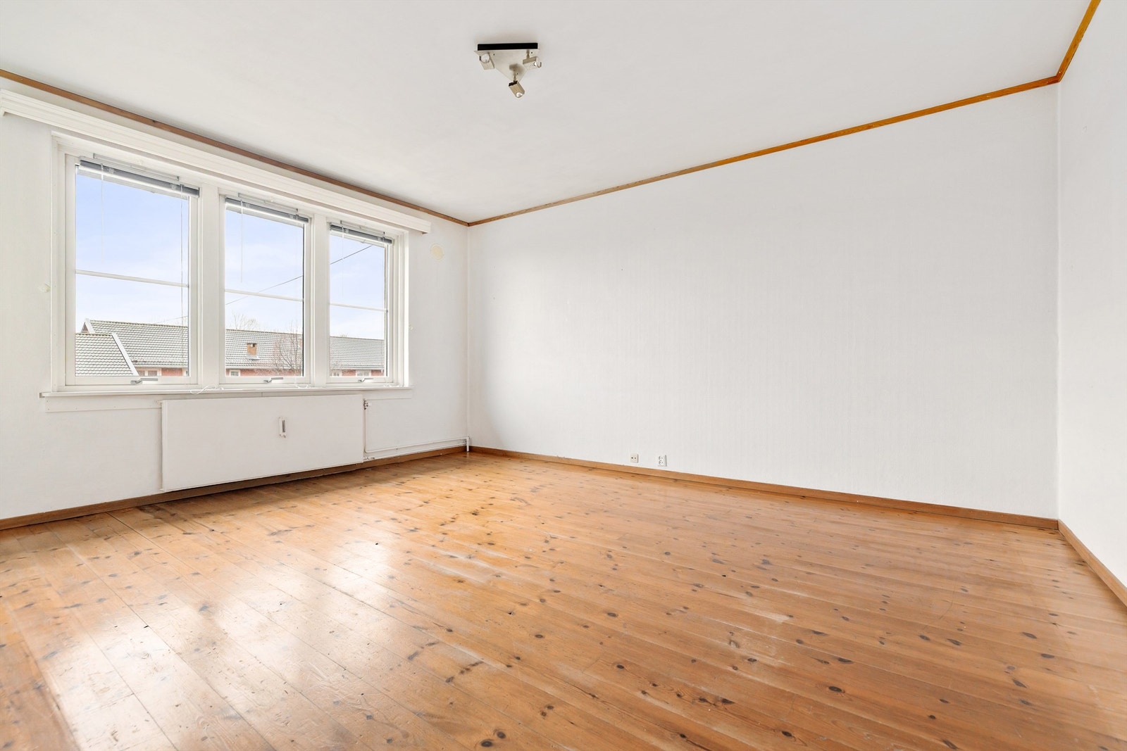 Svært attraktiv og idyllisk beliggenhet, tett inntil markagrensen. Området er svært populært for både barnefamilier og mennesker med sans for trening, tur og friluft. Galleribilde