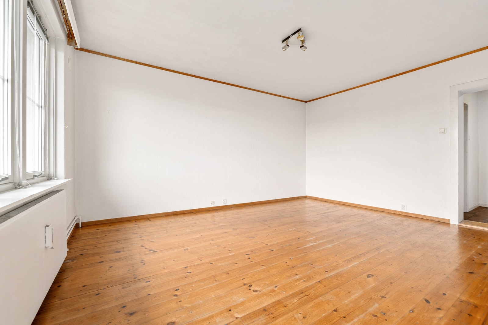 Stuen har god plass til både sofa- og spisebordseksjon. Galleribilde