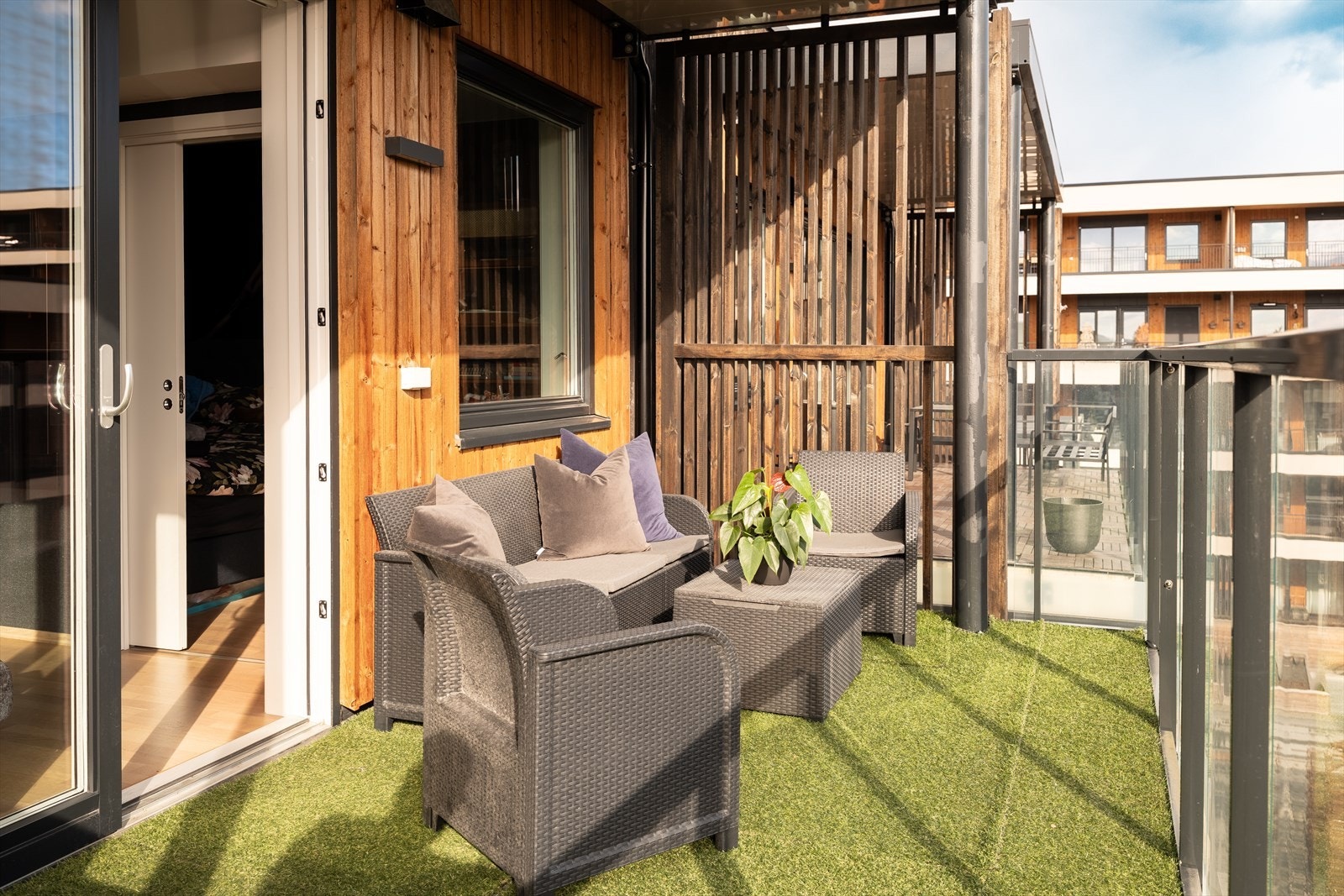 Leilighetens beliggenhet i øverste etasje byr på god utsikt og skjermet innsyn. Galleribilde