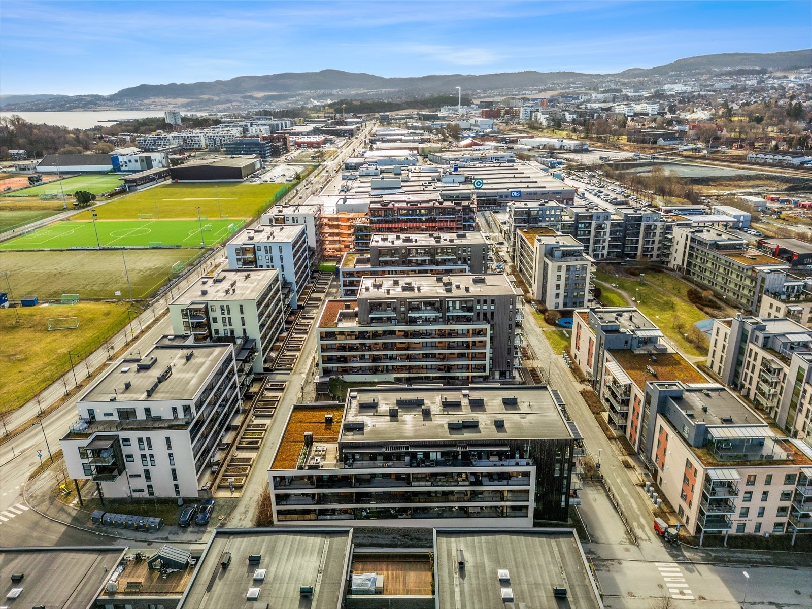 Det er muligheter for leie av bil til rabatterte priser gjennom sameie fra tjenesten Otto, og Ladebyhagen har egne bysykler for utlån. Galleribilde