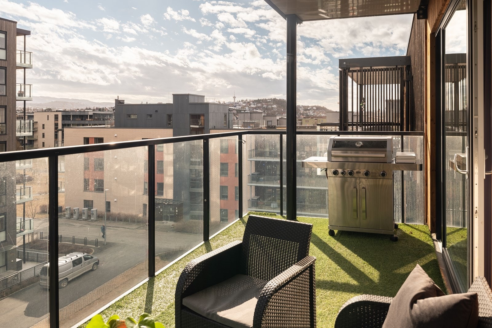 Balkongen vender mot sørøst og måler hele 13m², noe som gir god plass til ønsket møblering. Galleribilde