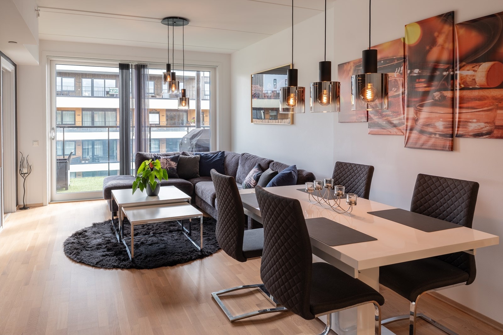 Etter dagens løsning får spiseseksjonen sin naturlige plassering mellom stuen og kjøkkenet. Galleribilde