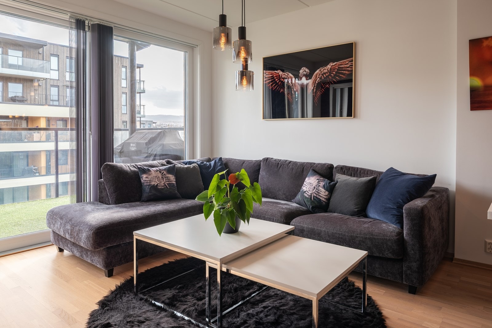 Leiligheten er fra 2020 og har alt av moderne kvaliteter som vannbåren varme i gulv, balansert ventilasjon, samt heis i bygget. Galleribilde