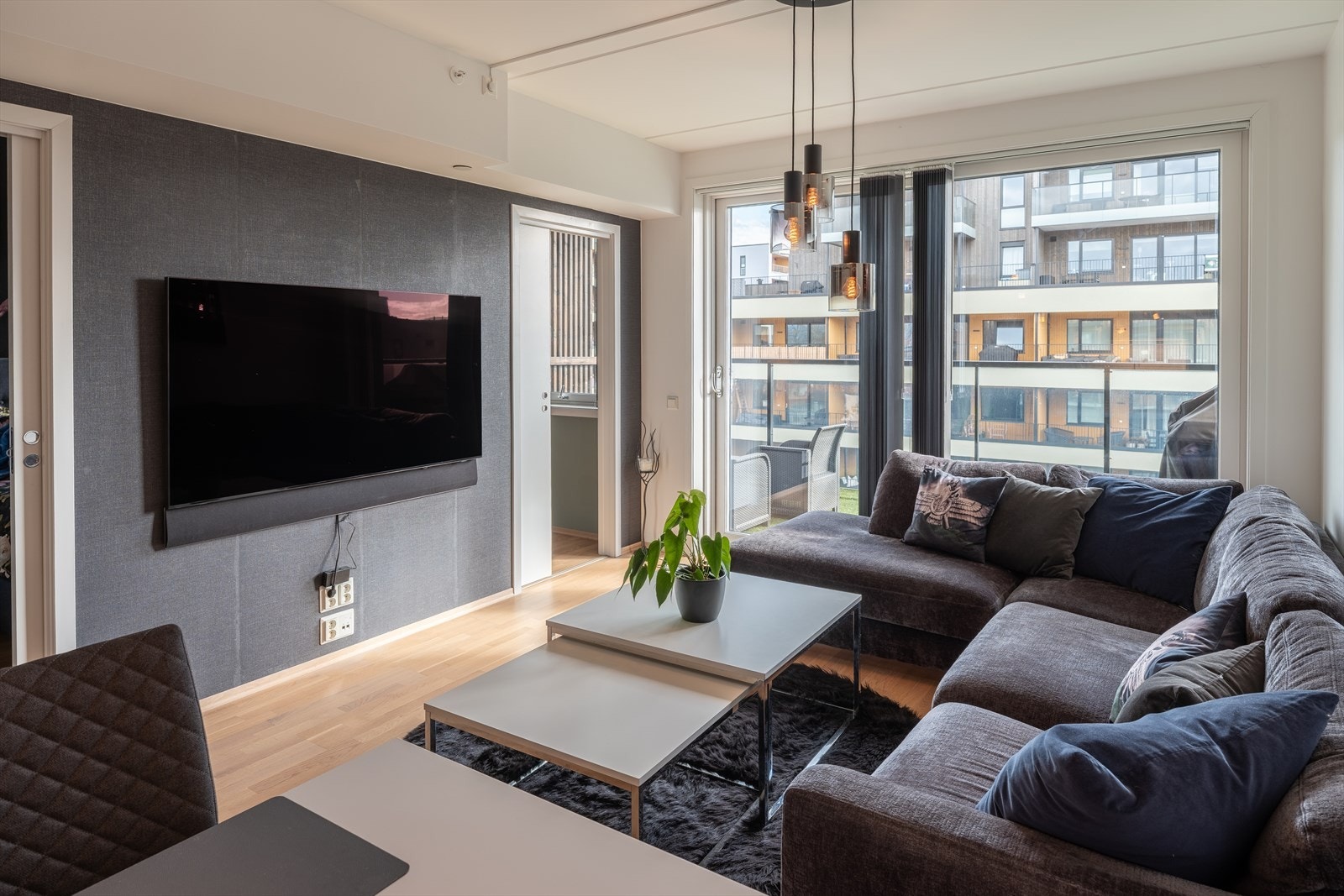 Leiligheten byr på en god planløsning med åpen stue- og kjøkkenløsning, romslig balkong, et soverom, bad og entré. Det medfølger også bod i kjeller for ekstra med lagringsplass. Galleribilde