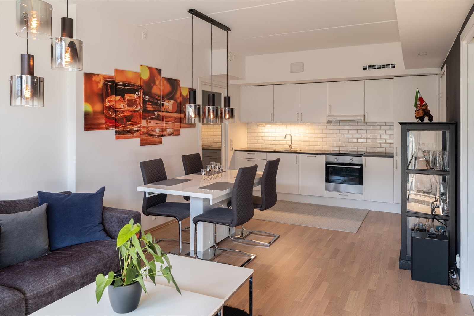 Felleskostnadene er lave og innholdsrike. Inkluderer blant annet oppvarming, tv/internett, garasjeplass og diverse vedlikehold/drift iht. regnskap. Galleribilde