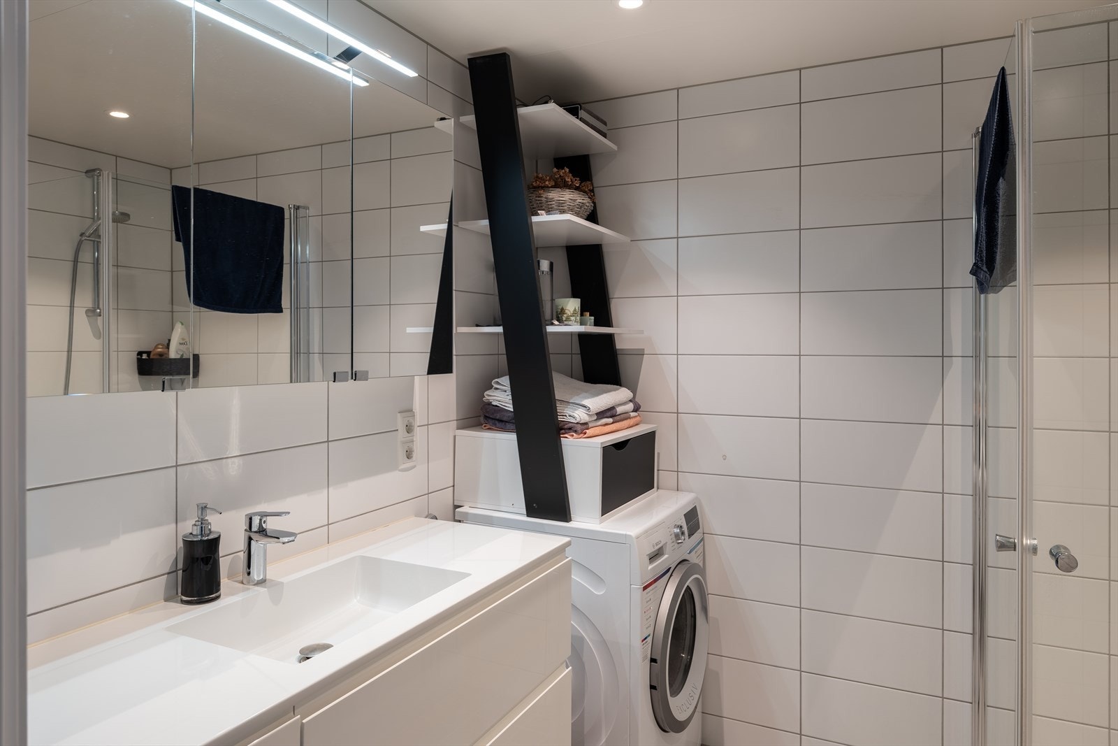 Pent og flislagt bad målt til 5m² med behagelig gulvvarme. Galleribilde