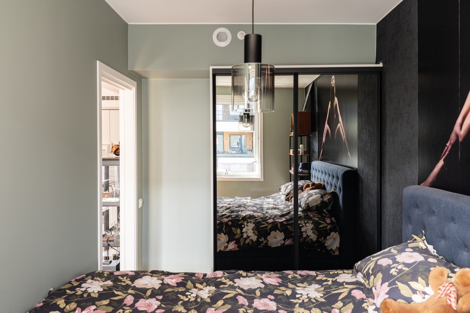 Garderobeskapet medfølger naturligvis handelen. Galleribilde