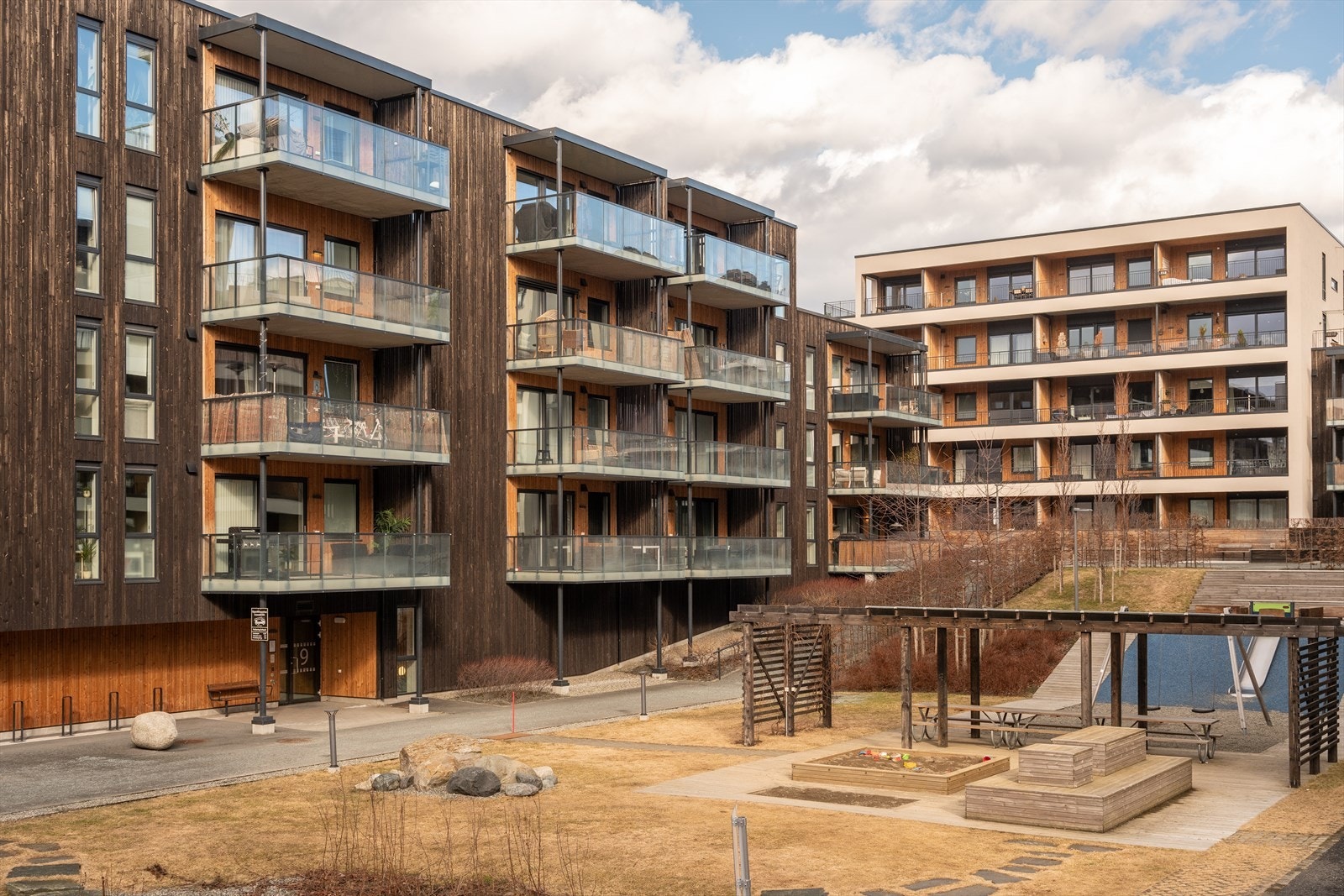 Flotte fellesareal med lekeplass for de minste og sittegrupper for de største. Galleribilde