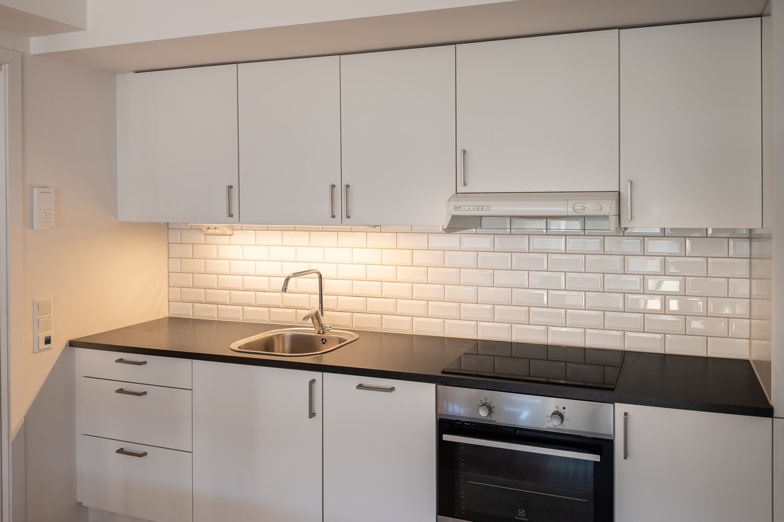 Kjøkkenet har integrerte hvitevarer somkjøl/ fryseskap, stekeovn, platetopp, oppvaskmaskin og avtrekk over stekesonen. Galleribilde