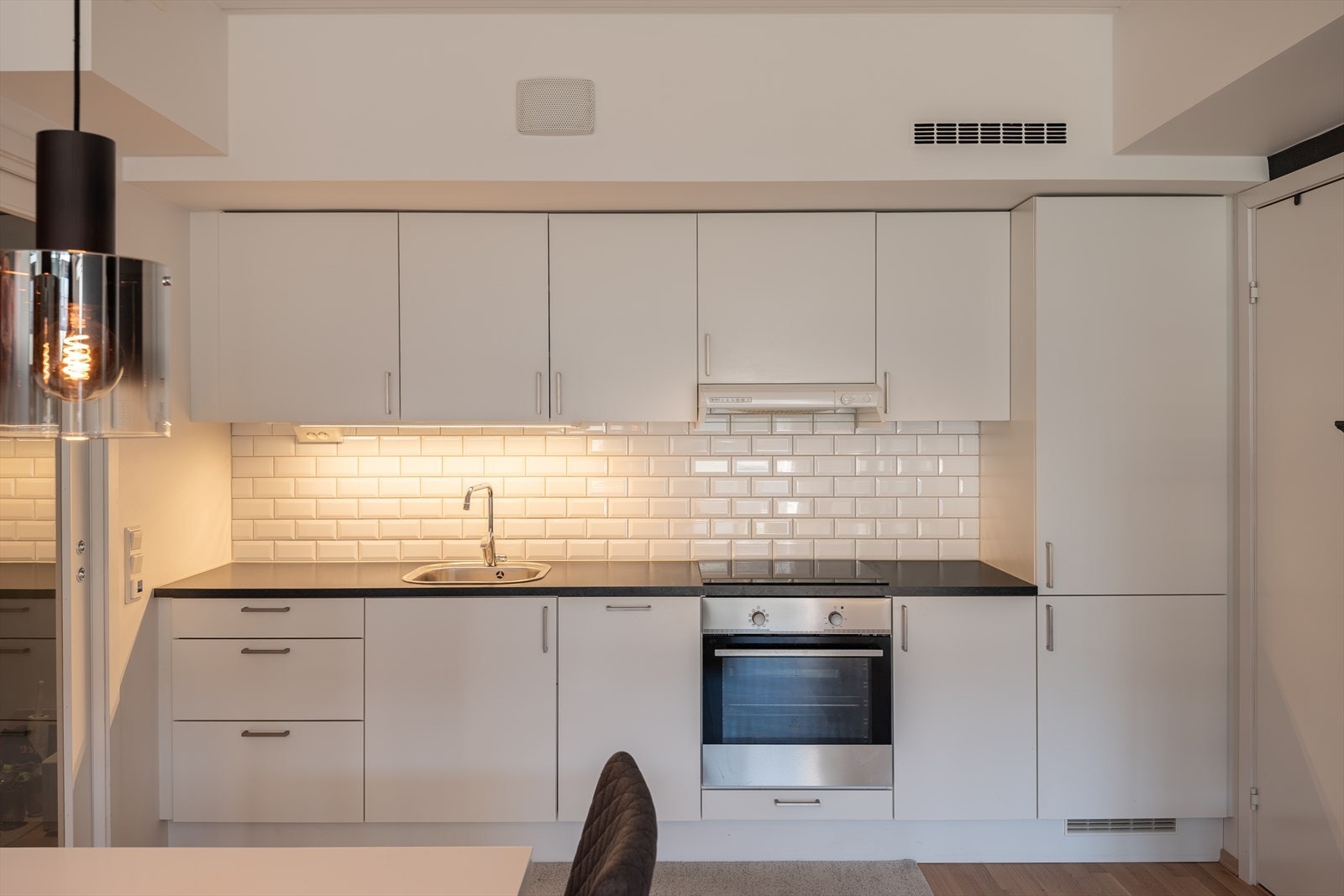 Stilrent og moderne kjøkken som i likhet med resten av leiligheten er vurdert til TG1 av takstmann. Galleribilde