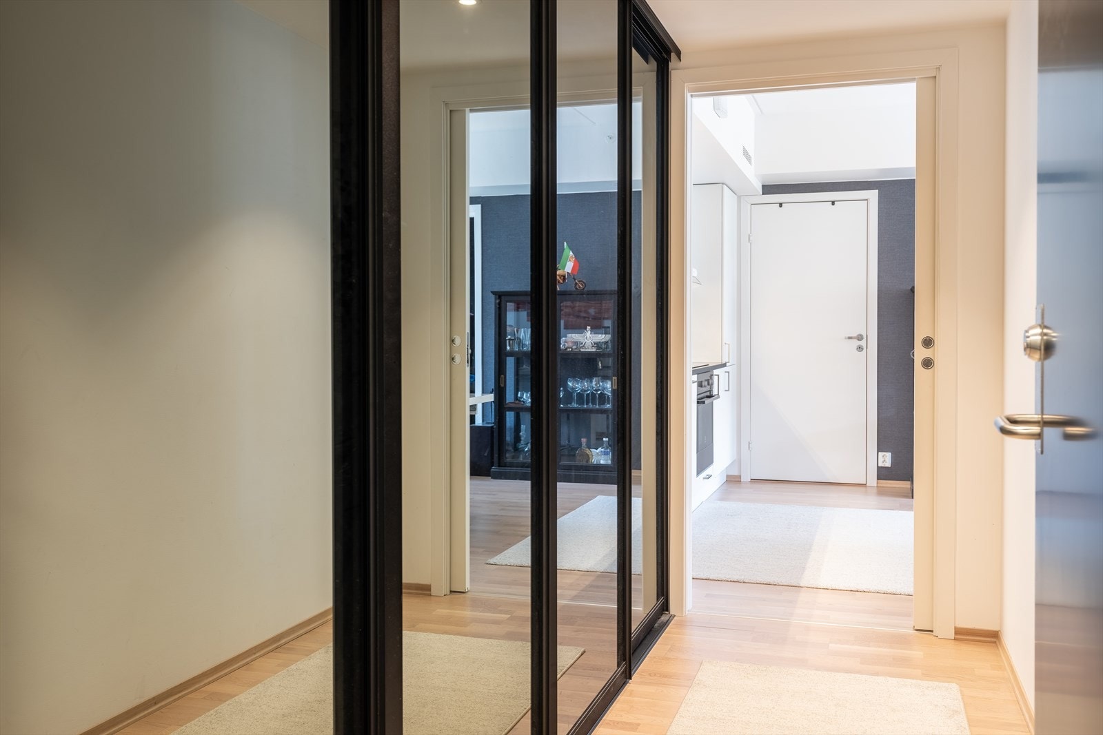 Innbydende og romslig entré på 5,5m² med god plass til oppbevaring av både sko og yttertøy. Det er også etablert praktisk skyvedørsgarderobe - perfekt for ekstra med lagringsplass. Galleribilde