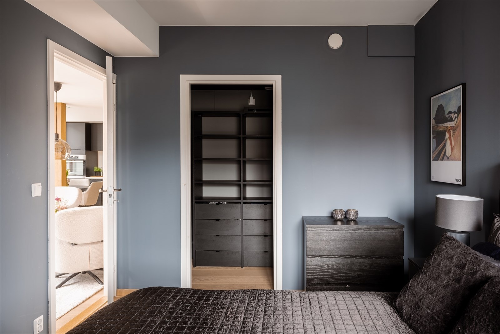 Fra soverommet er det direkte adkomst til en romslig walk-in garderobe med gode oppbevaringsløsninger i form av hyller og skuffer. Galleribilde