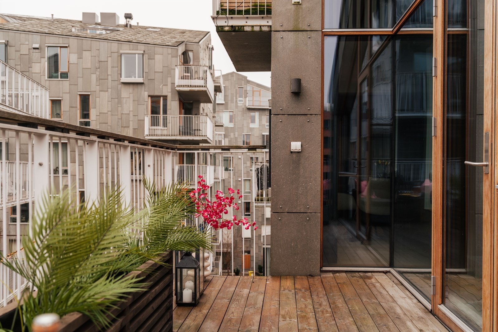 Det er montert stikkontakt og utebelysning på balkongen. Galleribilde