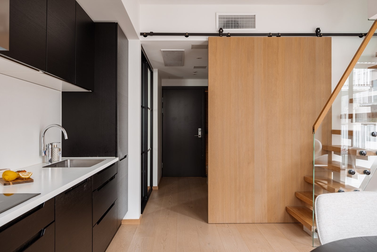 Legg merke til den lekre skyvedøren som skiller gangen fra oppholdsrommet. Galleribilde