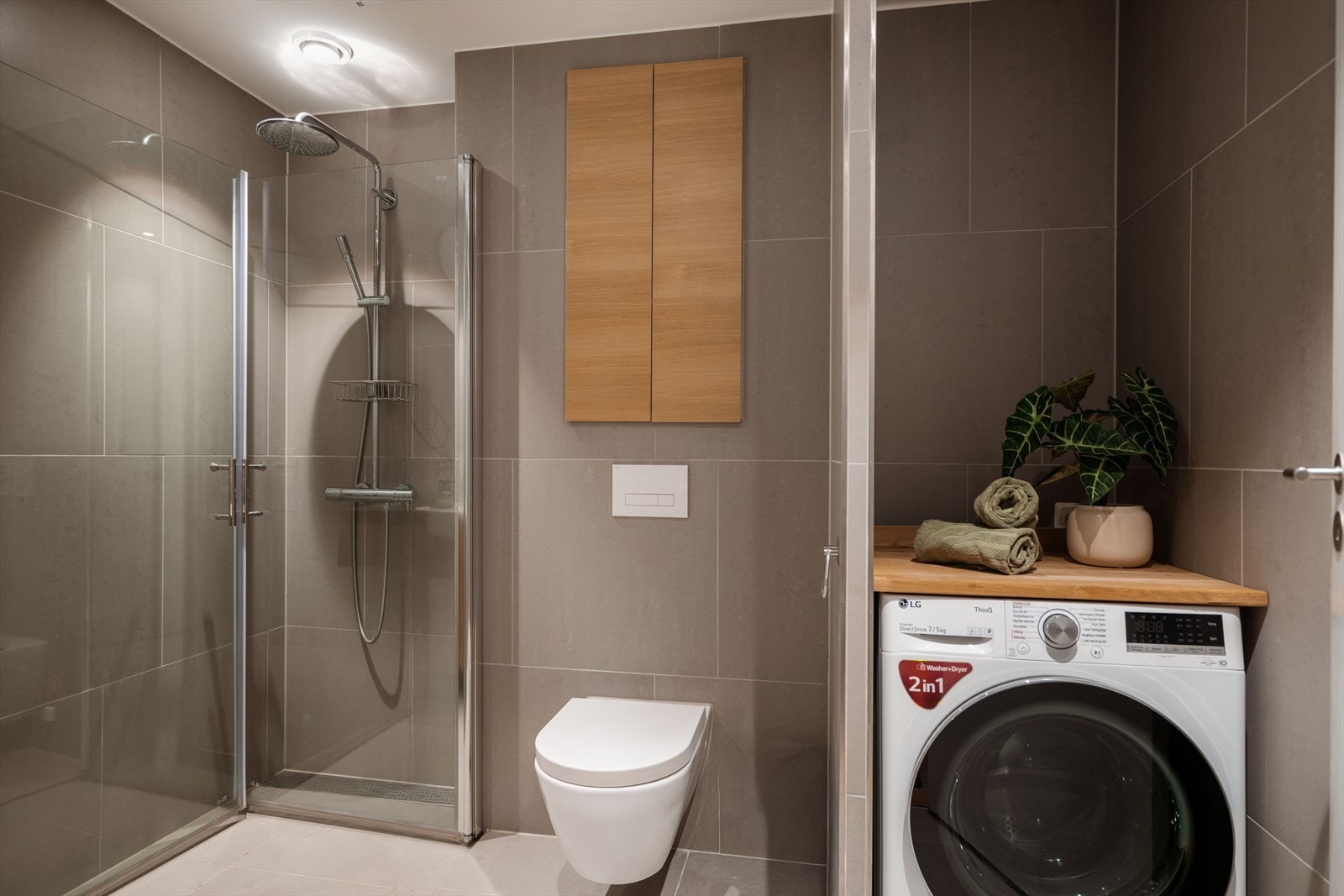 Det er plass til vaskemaskin i egen søyle. Galleribilde