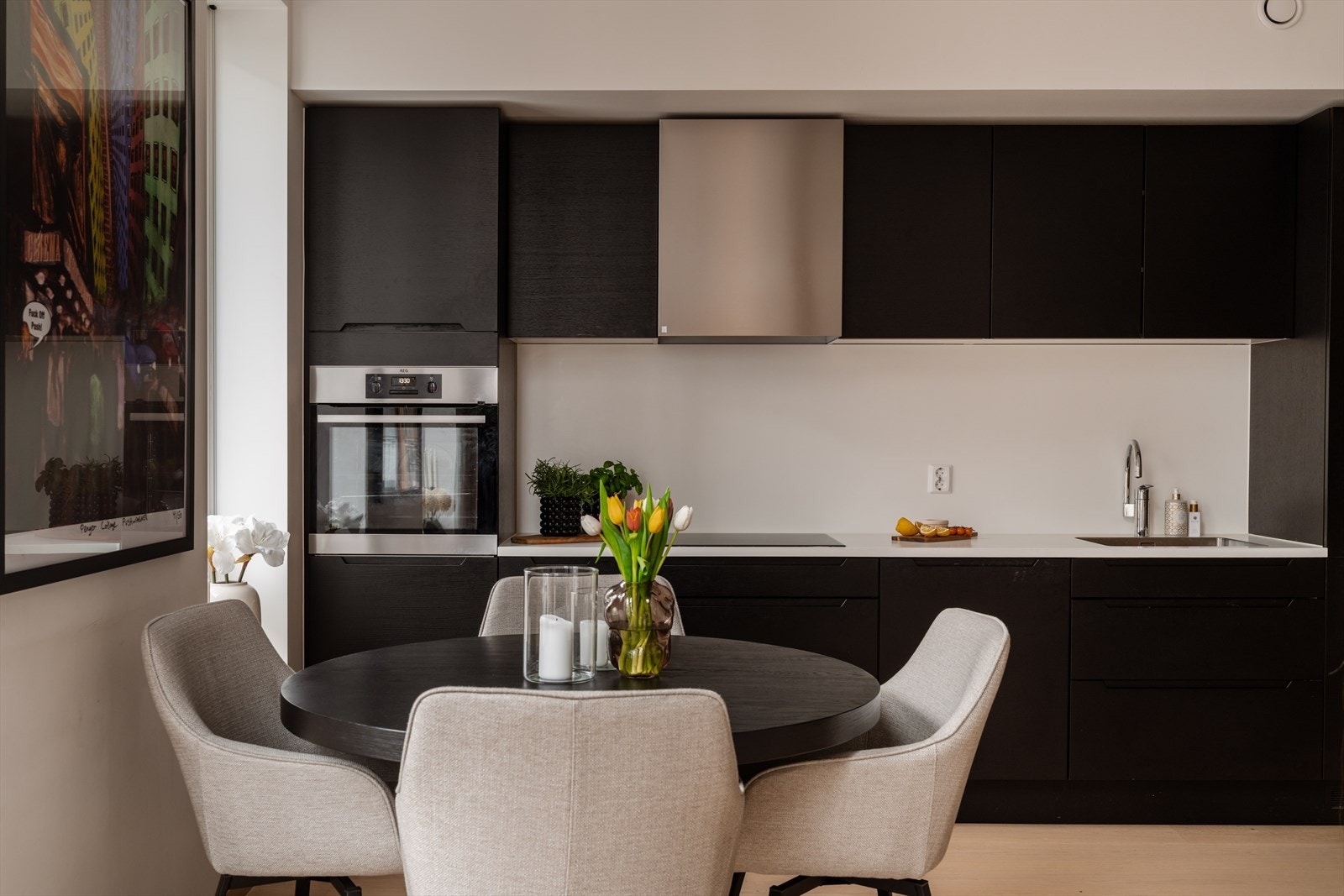 Stilrent og delikat kjøkken i mørk utførelse. Galleribilde