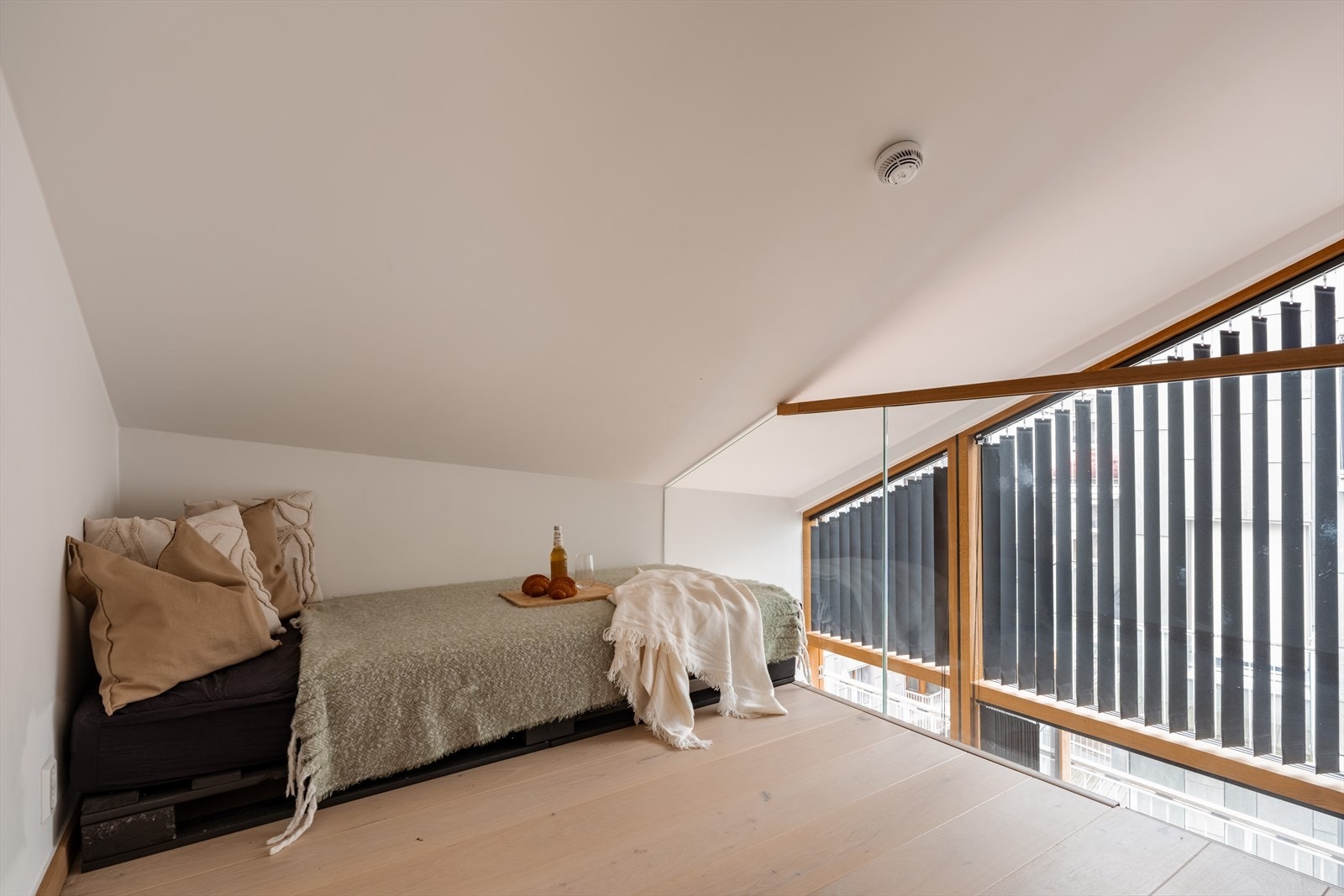 Området egner seg godt som hjemmekontor, TV-stue eller gjesteplass, og oppleves lyst og luftig med utsyn mot oppholdsrommet. Galleribilde